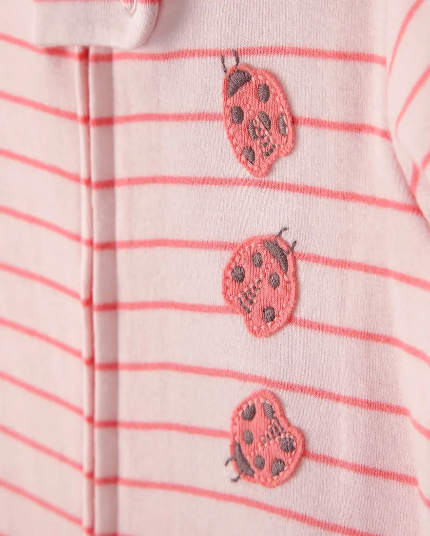 Outra vista de Macacão pijama bebê listrado com joaninha - rosa