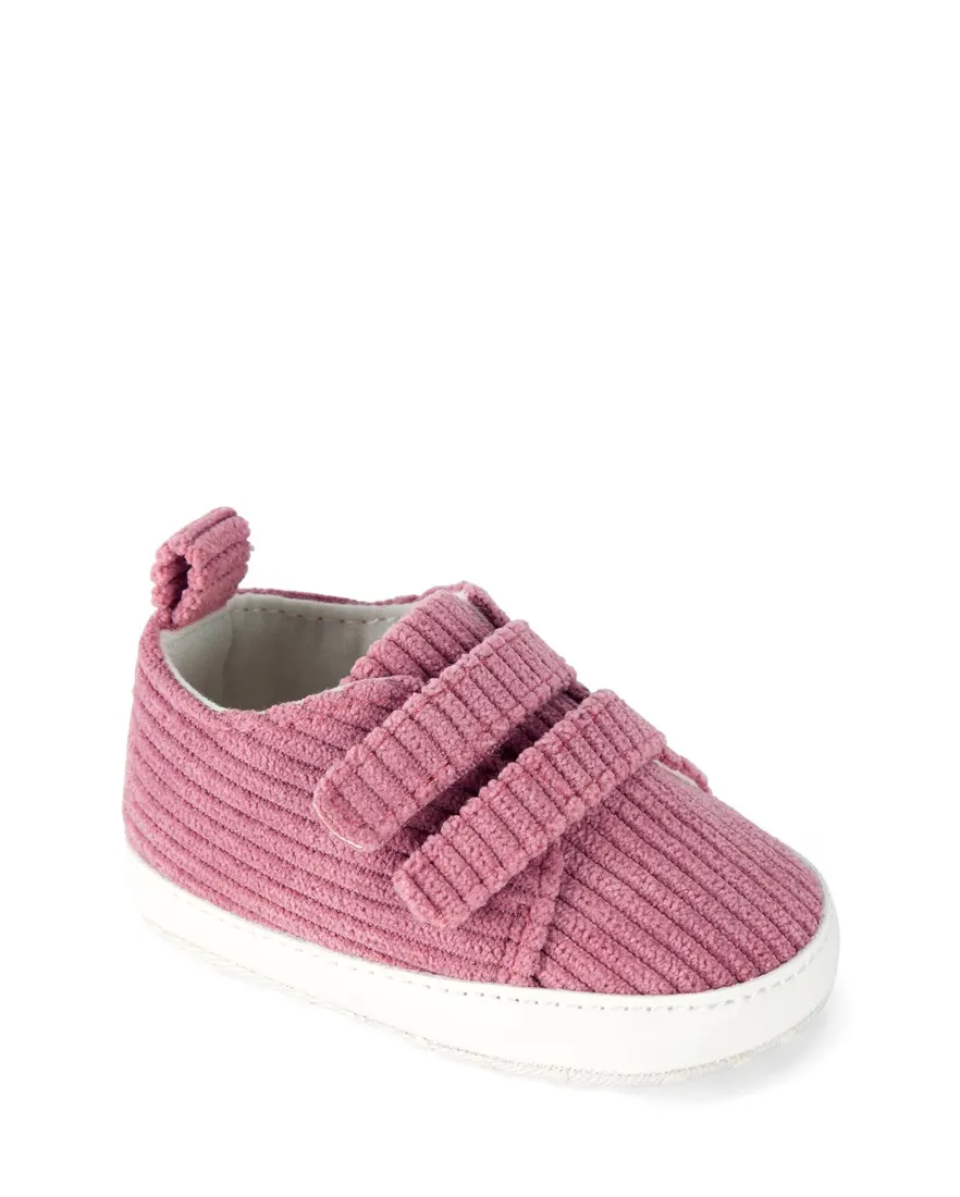 Outra vista de Sapato bebê cano baixo com veludo cotelê rosa